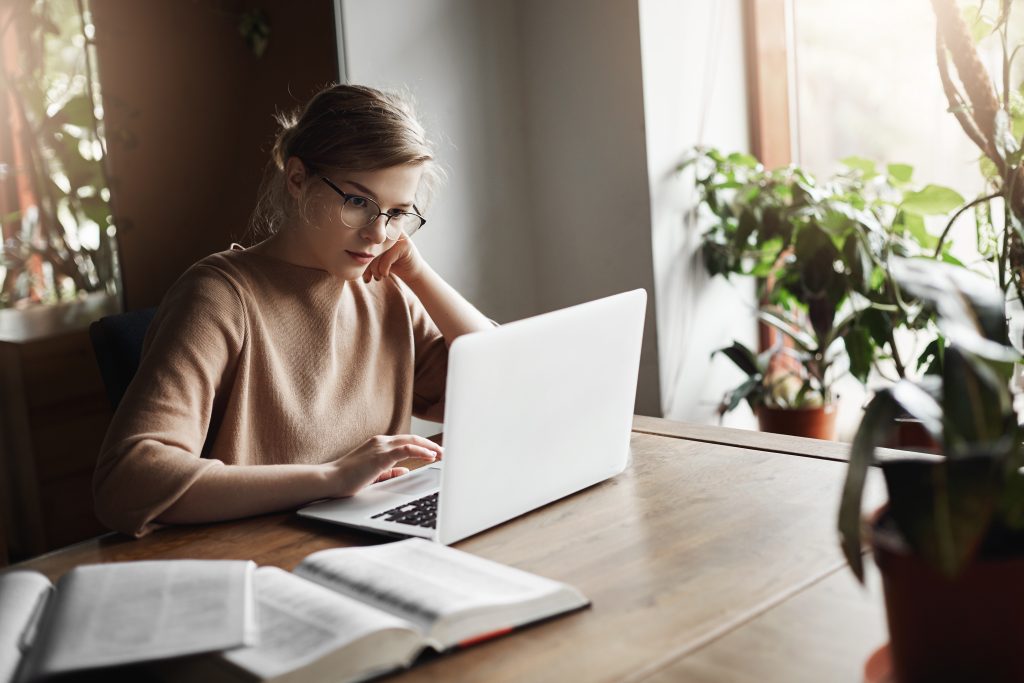 woman-working-laptop